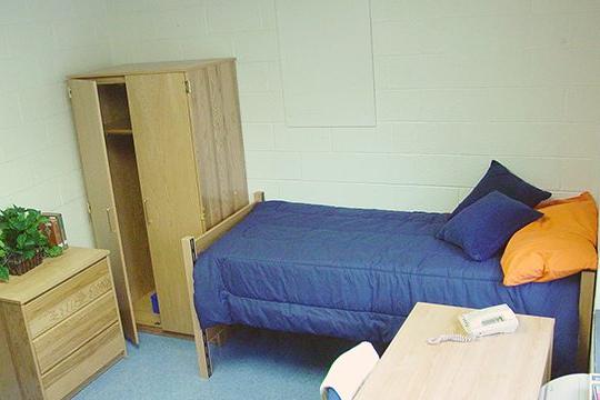 基斯顿大学宿舍，有床、书桌和衣橱.